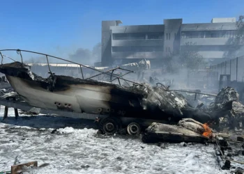 Φωτιά στη Βάρης – Κορωπίου: Μάχη με τις φλόγες για κατοίκους και εργαζόμενους σε επιχειρήσεις, δείτε βίντεο