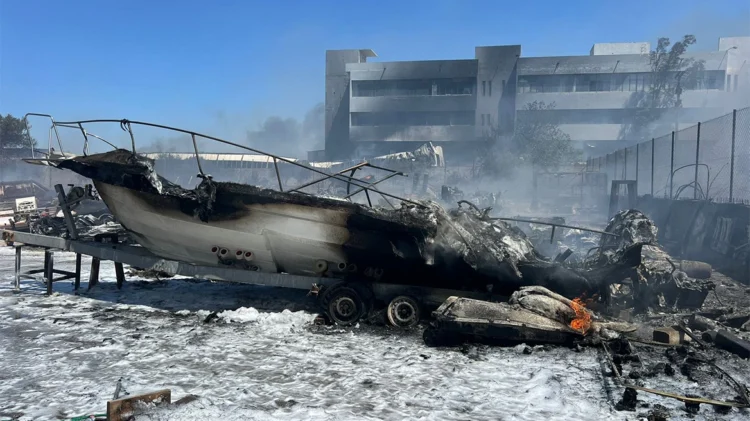 Φωτιά στη Βάρης – Κορωπίου: Μάχη με τις φλόγες για κατοίκους και εργαζόμενους σε επιχειρήσεις, δείτε βίντεο