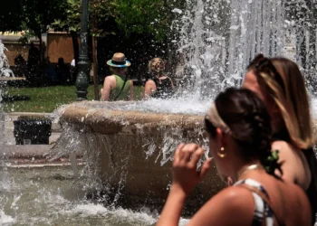 Καιρός: Εκρηκτικό «κοκτέιλ» σήμερα με 40άρια, μελτέμια και κίνδυνο πυρκαγιάς