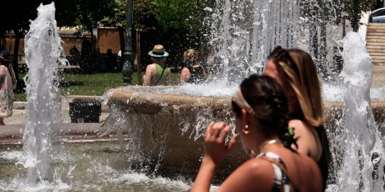 Καιρός: Εκρηκτικό «κοκτέιλ» σήμερα με 40άρια, μελτέμια και κίνδυνο πυρκαγιάς