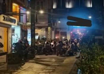 Καταστηματάρχης στην Θεσσαλονίκη έβαλε τα τραπέζια του σε σιντριβάνι (Βίντεο)