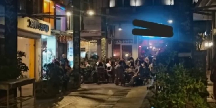 Καταστηματάρχης στην Θεσσαλονίκη έβαλε τα τραπέζια του σε σιντριβάνι (Βίντεο)