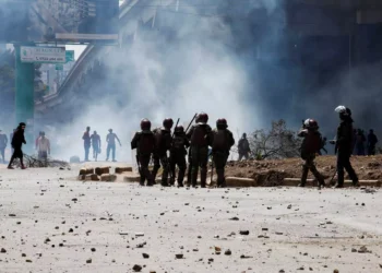 Κένυα: Εισβολή διαδηλωτών στο κοινοβούλιο της χώρας – Η αστυνομία ρίχνει στο ψαχνό