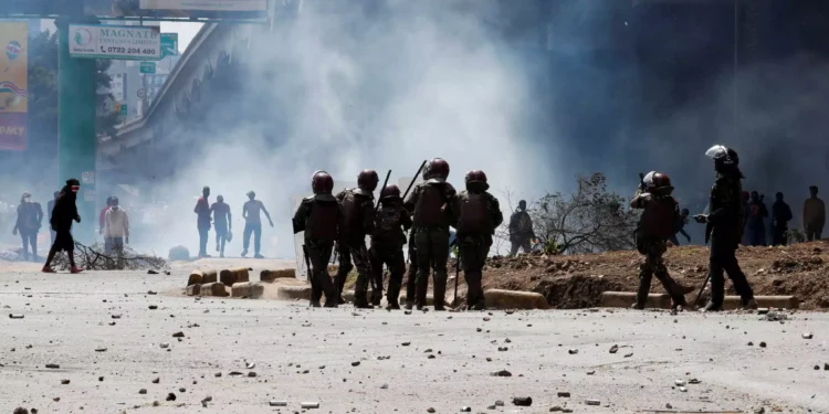 Κένυα: Εισβολή διαδηλωτών στο κοινοβούλιο της χώρας – Η αστυνομία ρίχνει στο ψαχνό