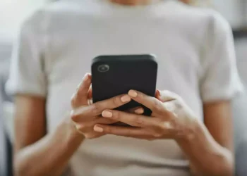 Social Media στην Ελλάδα: «Χαζεύουν άσκοπα» οι 2 στους 3 χρήστες ηλικίας 18 έως 64 ετών – Πόσοι έχουν TikTok και ChatGPT
