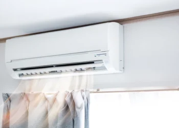 Στο «φουλ» τα κλιματιστικά ενόψει καύσωνα – Πόσο θα πληρώσετε και το λάθος που δεν πρέπει να κάνετε