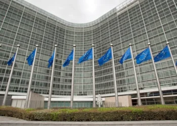 Κομισιόν: Μας λυπεί η μη χρήση της συνταγματικής ονομασίας της Βόρειας Μακεδονίας από την πολιτική της ηγεσία