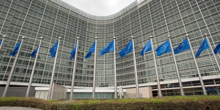 Κομισιόν: Μας λυπεί η μη χρήση της συνταγματικής ονομασίας της Βόρειας Μακεδονίας από την πολιτική της ηγεσία