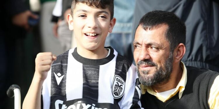 Συγκινεί ο μικρός Γιαννάκης: «Μόλις σηκωθώ όρθιος, θέλω να χτυπήσω πέναλτι στην Τούμπα» (video)