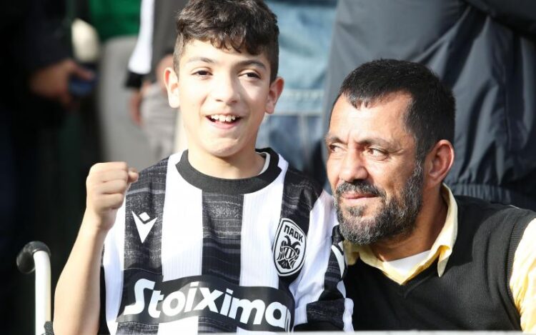 Συγκινεί ο μικρός Γιαννάκης: «Μόλις σηκωθώ όρθιος, θέλω να χτυπήσω πέναλτι στην Τούμπα» (video)