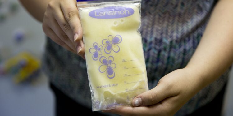 Μητρικό γάλα στη μαύρη αγορά – Πωλείται μέσω αγγελιών προς 3 ευρώ τα 30 ml