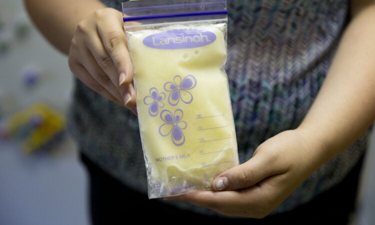 Μητρικό γάλα στη μαύρη αγορά – Πωλείται μέσω αγγελιών προς 3 ευρώ τα 30 ml