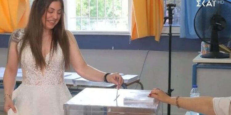 Ευρωεκλογές 2024: Νύφη έκανε τη φωτογράφιση του γάμου… σε εκλογικό τμήμα