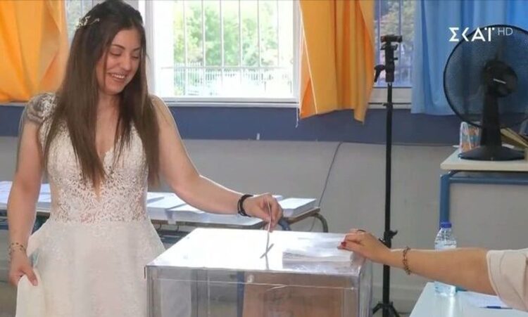 Ευρωεκλογές 2024: Νύφη έκανε τη φωτογράφιση του γάμου… σε εκλογικό τμήμα