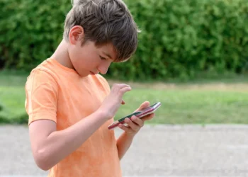 Παιδί και οθόνες: Ένας πλήρης καλοκαιρινός οδηγός για γονείς με την υπογραφή των ειδικών
