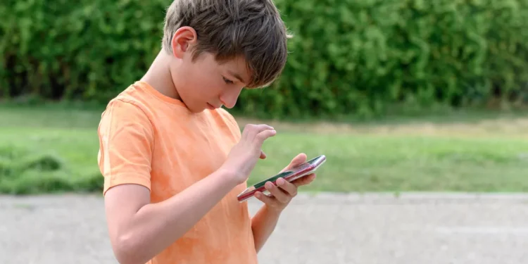 Παιδί και οθόνες: Ένας πλήρης καλοκαιρινός οδηγός για γονείς με την υπογραφή των ειδικών