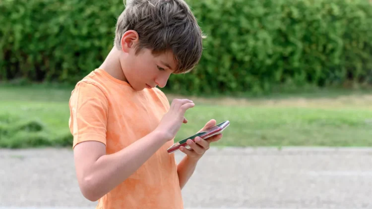 Παιδί και οθόνες: Ένας πλήρης καλοκαιρινός οδηγός για γονείς με την υπογραφή των ειδικών