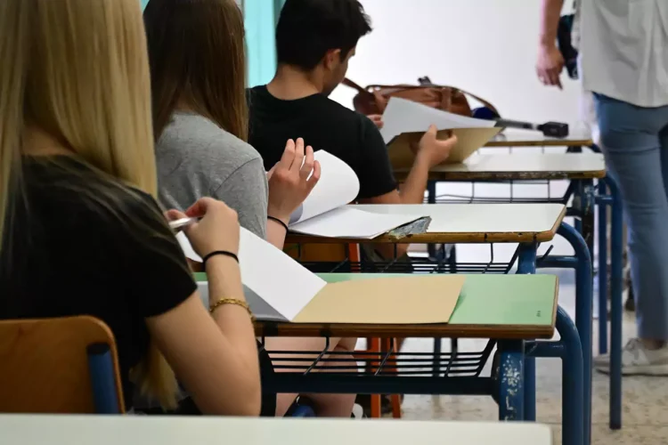 Πανελλήνιες 2024 ΓΕΛ: Τα θέματα που έπεσαν σε Ιστορία, Φυσική και Οικονομία