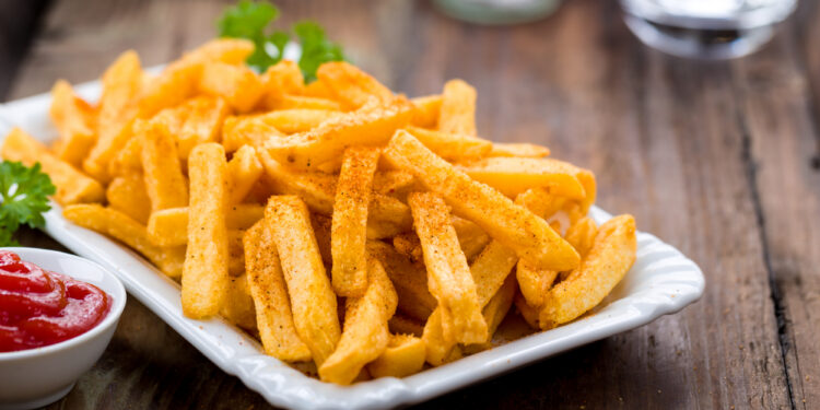 Γιατρός εξηγεί: Τι κοινό έχει μία τηγανητή πατάτα και ένα τσιγάρο;