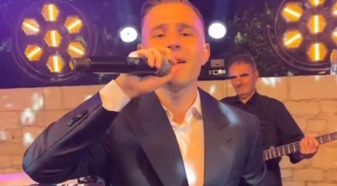 O Πέλκας σε ρόλο τραγουδιστή στον γάμο του Κουλούρη!