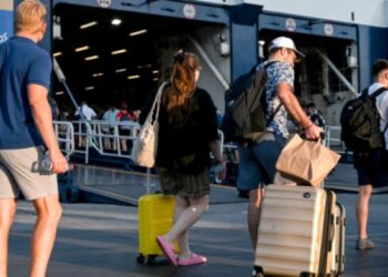 Γεμάτα φεύγουν τα πλοία από τα λιμάνια για το 3μερο του Αγίου Πνεύματος – Στο «κόκκινο» οι δρόμοι γύρω από τον Πειραιά