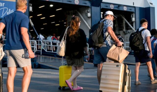 Γεμάτα φεύγουν τα πλοία από τα λιμάνια για το 3μερο του Αγίου Πνεύματος – Στο «κόκκινο» οι δρόμοι γύρω από τον Πειραιά