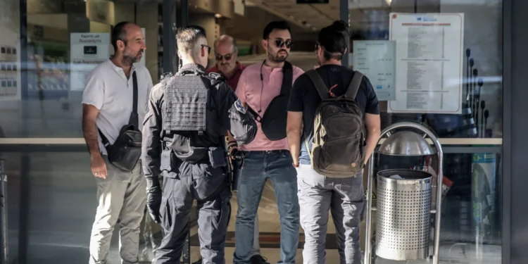 Πειραιάς: Ένας νεκρός κι ένας βαριά τραυματίας σε ανταλλαγή πυροβολισμών – Μια σύλληψη και μια προσαγωγή