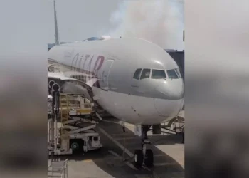 Εγκλωβίστηκαν σε αεροπλάνο στην Αθήνα εν μέσω καύσωνα: «Στάζαμε από τη ζέστη»