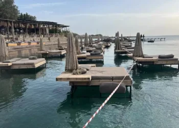 Ρόδος: Προθεσμία 48 ωρών στον ιδιοκτήτη του beach bar για να μαζέψει τις παράνομες ξαπλώστρες