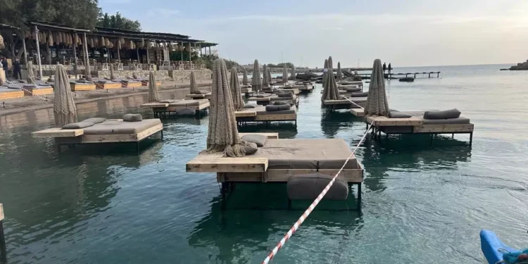 Ρόδος: Προθεσμία 48 ωρών στον ιδιοκτήτη του beach bar για να μαζέψει τις παράνομες ξαπλώστρες
