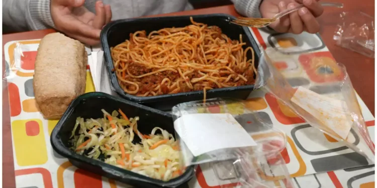 Λαμία: Πληροφορίες για ληγμένες πρώτες ύλες ενός χρόνου στο εργοστάσιο Γιαννίτση που παρασκεύαζε σχολικά γεύματα