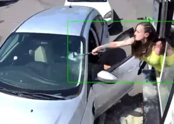 ΗΠΑ: Υπάλληλος καφετέριας έσπασε με σφυρί το παρμπρίζ πελάτη που της πέταξε τον καφέ