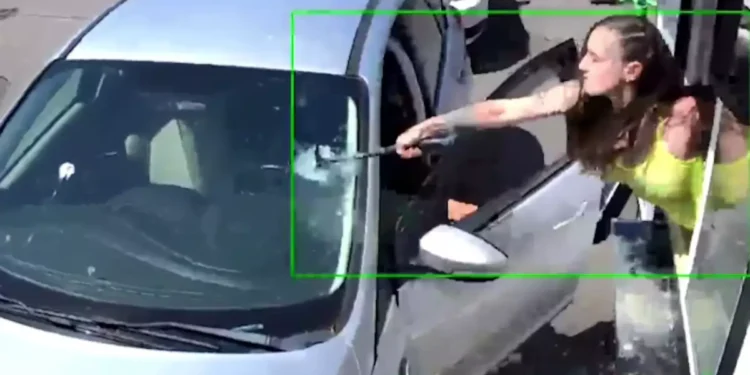 ΗΠΑ: Υπάλληλος καφετέριας έσπασε με σφυρί το παρμπρίζ πελάτη που της πέταξε τον καφέ