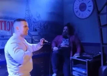 Ισπανός πατέρας επιτέθηκε σε κωμικό on stage επειδή έκανε σεξουαλικό αστείο για τον 3 μηνών γιο του – Δείτε βίντεο