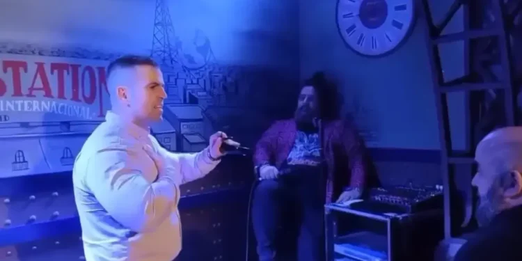 Ισπανός πατέρας επιτέθηκε σε κωμικό on stage επειδή έκανε σεξουαλικό αστείο για τον 3 μηνών γιο του – Δείτε βίντεο