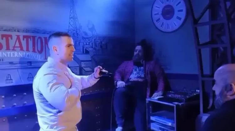 Ισπανός πατέρας επιτέθηκε σε κωμικό on stage επειδή έκανε σεξουαλικό αστείο για τον 3 μηνών γιο του – Δείτε βίντεο