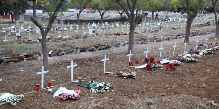 «Στοπ» στις ταφές Σαββατοκύριακα και αργίες