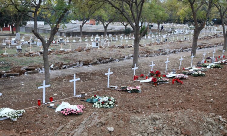 «Στοπ» στις ταφές Σαββατοκύριακα και αργίες