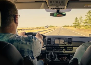 Μερακλής ταξιτζής έβλεπε ερωτική ταινία και… έπαιζε, ενώ περίμενε για κούρσα: Επιτέθηκε σε πελάτες