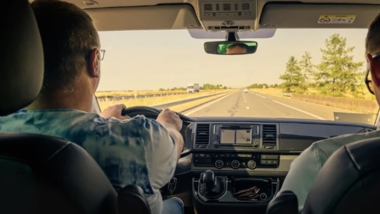 Μερακλής ταξιτζής έβλεπε ερωτική ταινία και… έπαιζε, ενώ περίμενε για κούρσα: Επιτέθηκε σε πελάτες