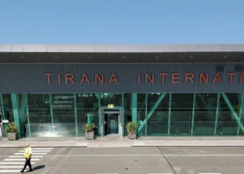 Περιπέτεια στον αέρα για 83χρονη με αναπηρικό αμαξίδιο: Την έβαλαν σε λάθος πτήση και πήγε Τίρανα αντί για Αθήνα