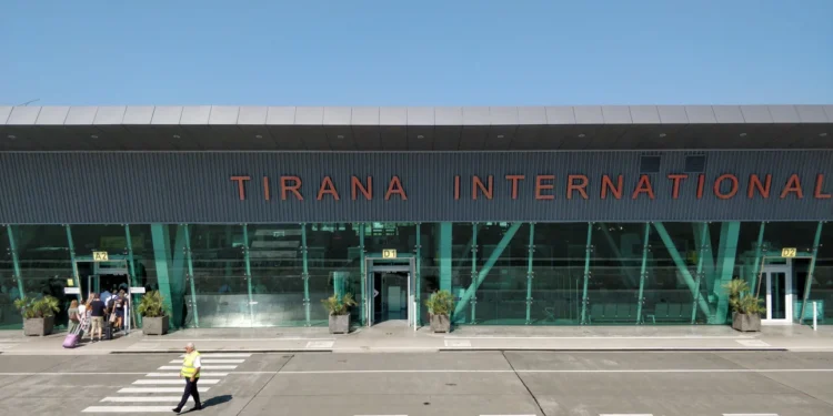 Περιπέτεια στον αέρα για 83χρονη με αναπηρικό αμαξίδιο: Την έβαλαν σε λάθος πτήση και πήγε Τίρανα αντί για Αθήνα