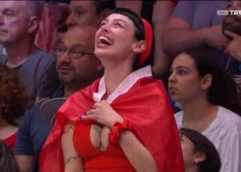 Τουρκία: Σάλος για το αποκαλυπτικό ντεκολτέ φιλάθλου σε αγώνα βόλεϊ – Η δημόσια συγγνώμη του TRT(Βίντεο)