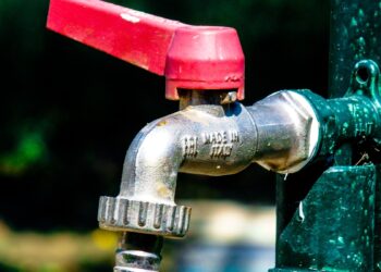 SOS σε σπίτια και σχολεία: Τρέχει ροζ νερό από τις βρύσες σε Γραμματικό και Βαρνάβα