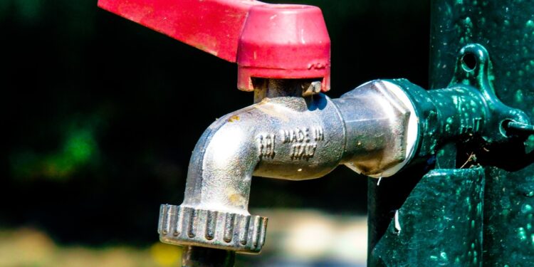 SOS σε σπίτια και σχολεία: Τρέχει ροζ νερό από τις βρύσες σε Γραμματικό και Βαρνάβα