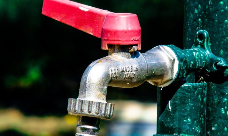 SOS σε σπίτια και σχολεία: Τρέχει ροζ νερό από τις βρύσες σε Γραμματικό και Βαρνάβα