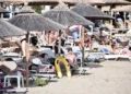 Κάλπη VS ξαπλώστρα – “Είμαστε φουλ από κρατήσεις για την Κυριακή” λένε ιδιοκτήτες beach bar