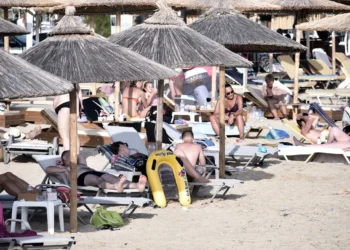 Κάλπη VS ξαπλώστρα – “Είμαστε φουλ από κρατήσεις για την Κυριακή” λένε ιδιοκτήτες beach bar