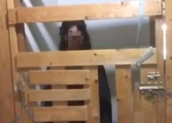 Φρίκη στην Καλαμάτα: 29χρονη μένει σε ξύλινο κλουβί από το 2017 – Τι καταγγέλλουν οι γονείς της