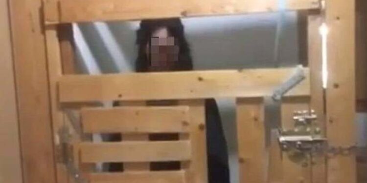 Φρίκη στην Καλαμάτα: 29χρονη μένει σε ξύλινο κλουβί από το 2017 – Τι καταγγέλλουν οι γονείς της